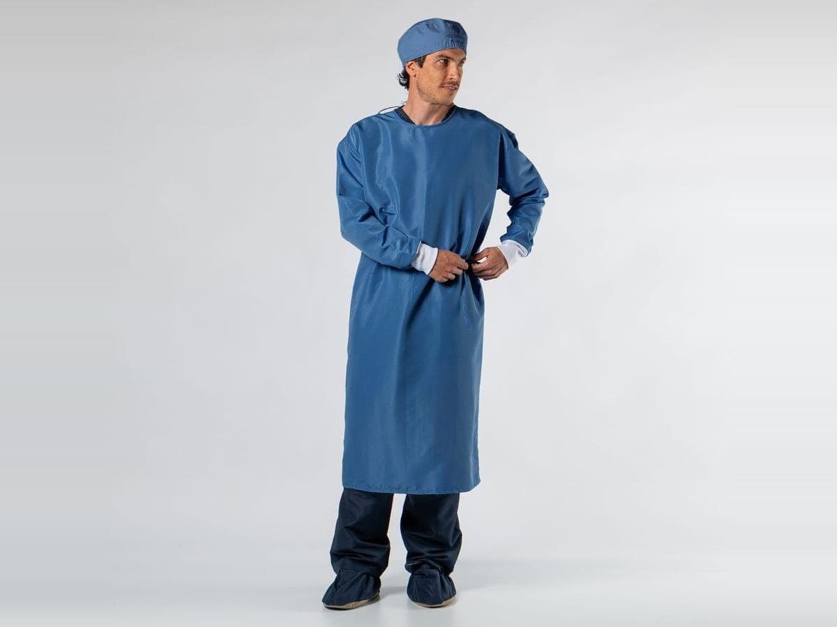 Hombre con bata quirúrgica azul de 8 tiras, de cuerpo entero