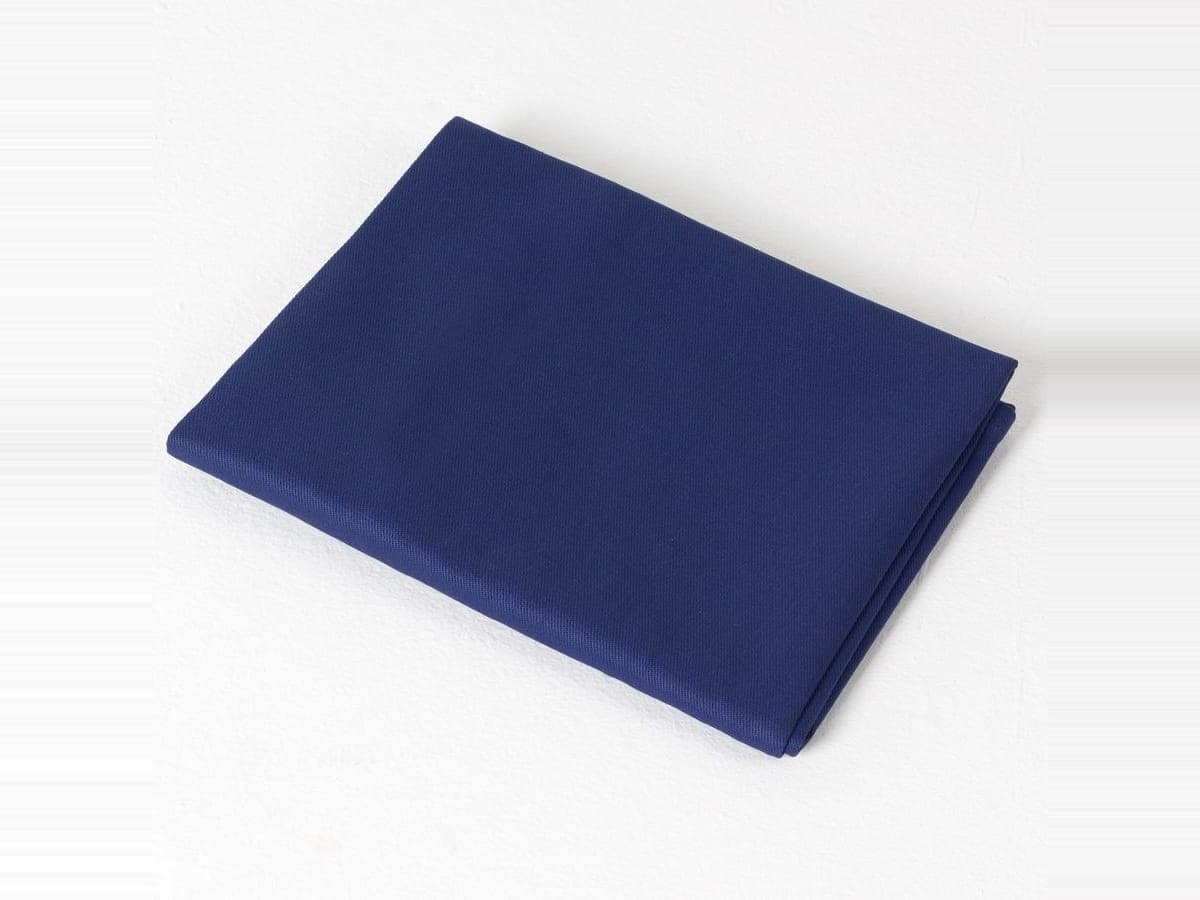 Envolvedera de dril azul oscuro, doblada