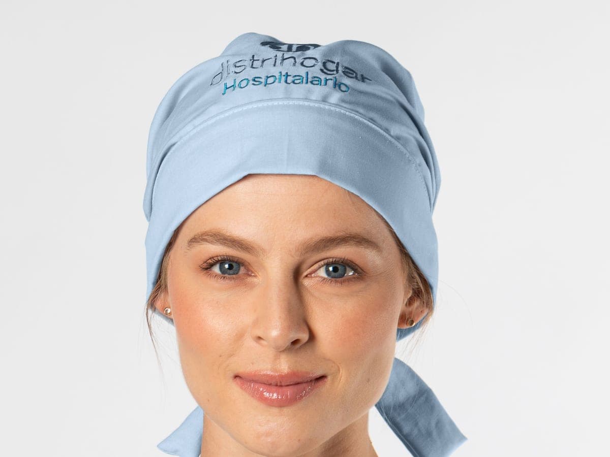 Mujer con gorro de enfermera azul claro, con las tiras de amarre atrás