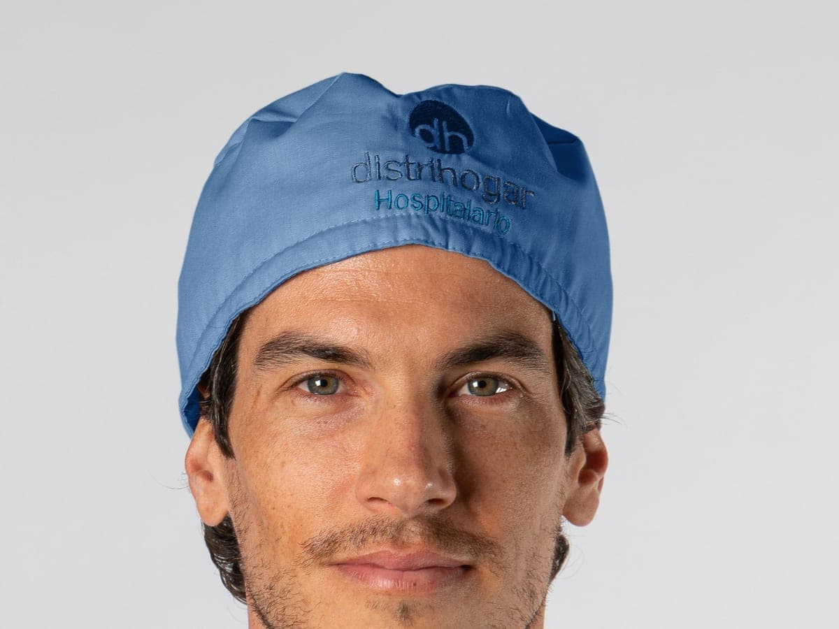 Hombre con gorro médico azul