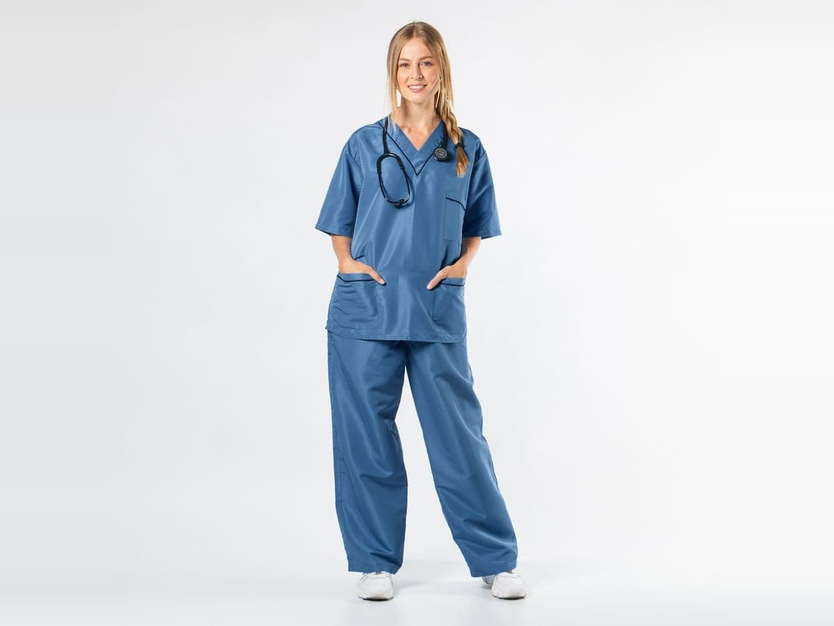 Mujer con pijama médica azul: camisa de cuello en V y pantalón