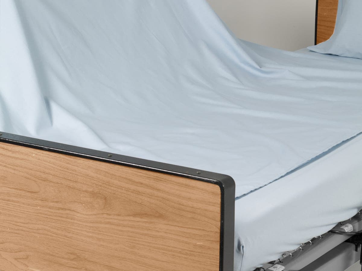 Sábana de movimiento azul claro sobre una cama hospitalaria